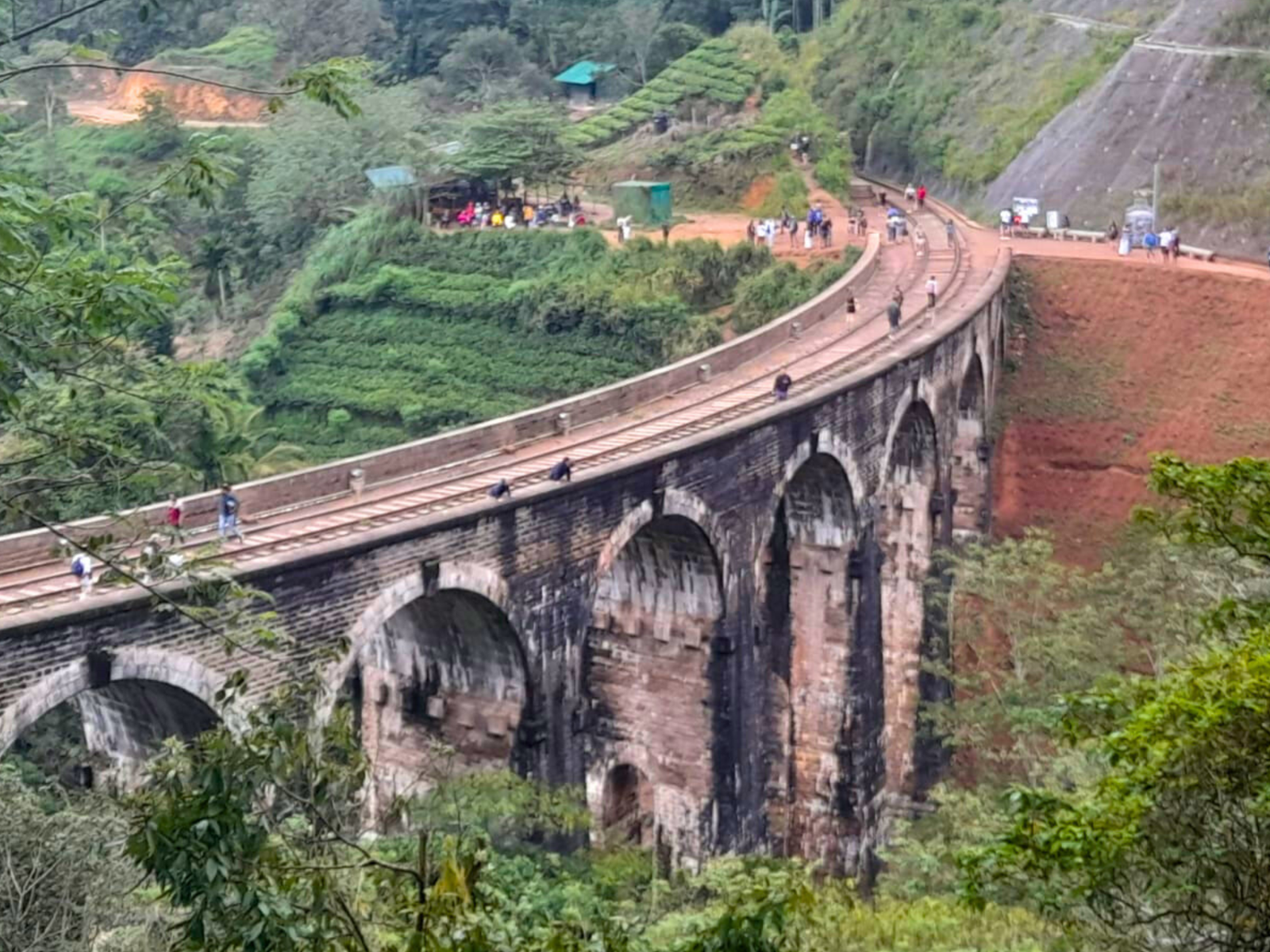 Nine arch bridge, Volunteer tourism in Ella
